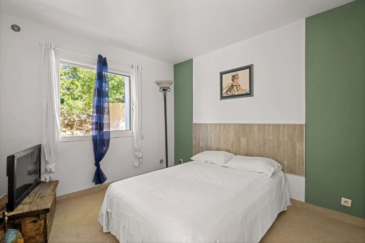 Propriété unique à Mougins — un havre de paix familial avec forêt, pool house et vie de village. - photo 11