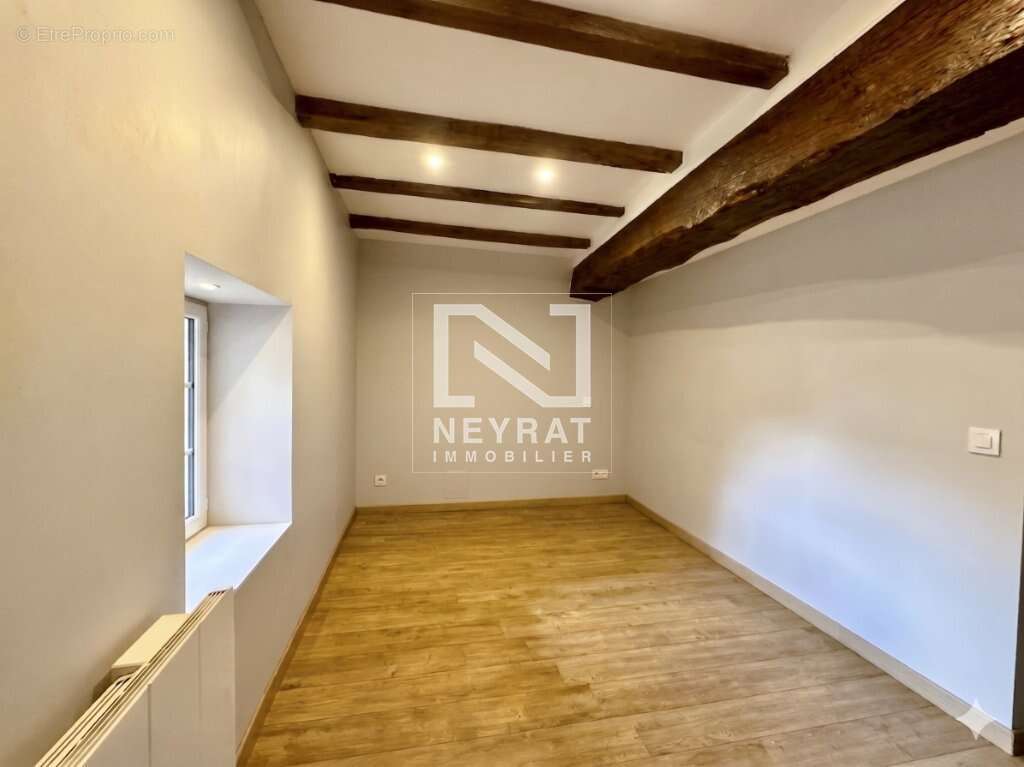 Une maison en pierre pleine de charme, avec sa terrasse suspendue, son jardin intime et ses nombreuses dépendances - photo 5