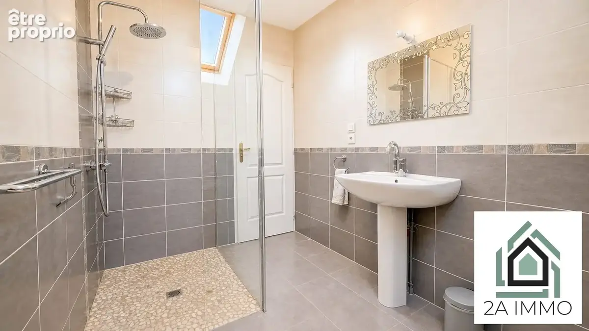 Maison 5 pièces 100 m² à vendre à Saint-Pierre-Roche (63210) - photo 2