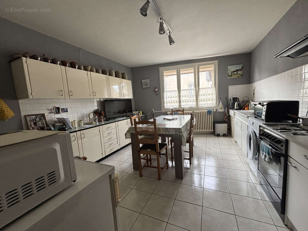CHATILLON Sur SEINE : Maison de 1960 au centre ville ,130m2 avec sous-sol, garage et petit terrain - photo 6