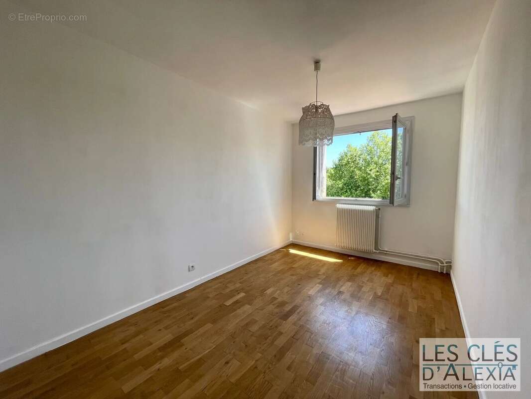T3bis dernier étage avec vue dégagée, garage et parking - photo 8