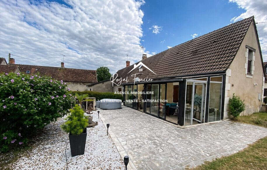 Terrasse à l'arrière de la maison - Maison à CHARNIZAY