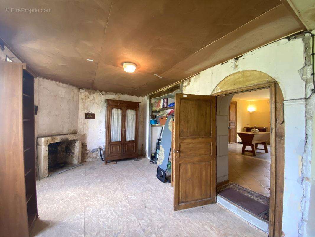 Maison à VILLEBOIS-LAVALETTE