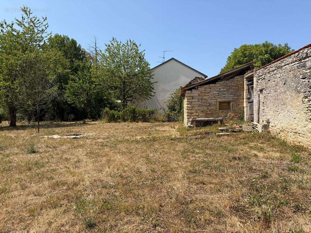 Terrain constructible viabilisé au bord de l'eau - photo 3