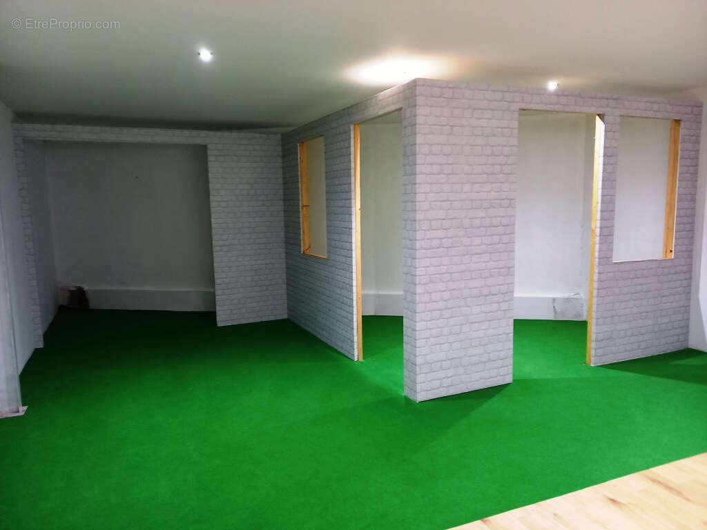 Commerce à MONTOURS