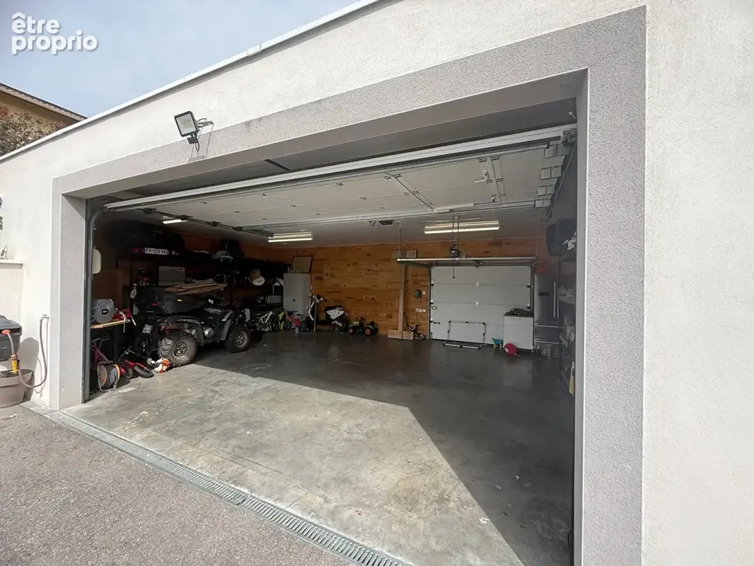 Maison familiale avec piscine, vue dégagée et garage - photo 14