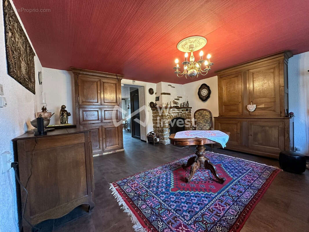 Maison à ESCOMBRES-ET-LE-CHESNOIS