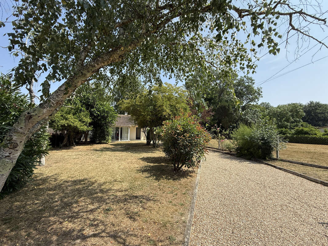 Maison à SAINT-MEDARD-DE-GUIZIERES