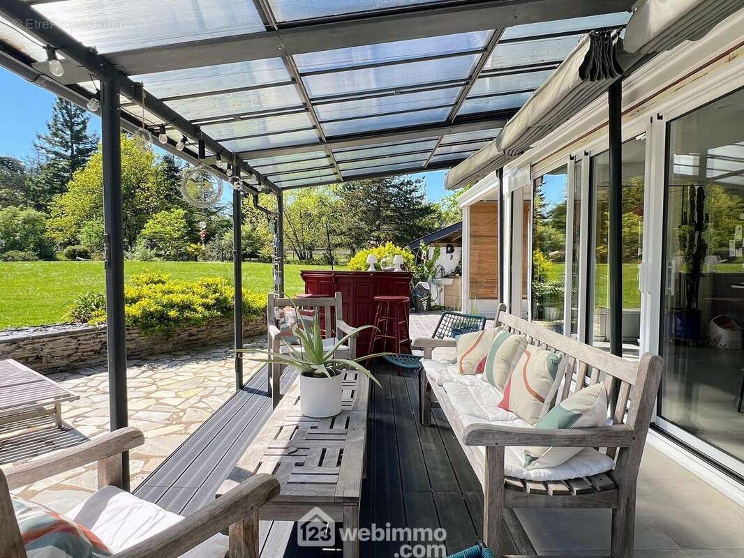 ... et ouvert sur la terrasse couverte par une pergola. - Maison à BRISSAC-QUINCE