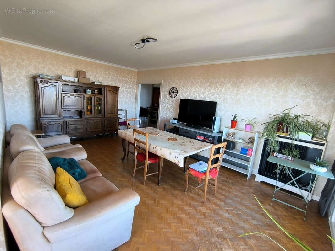 Appartement à AVRILLE