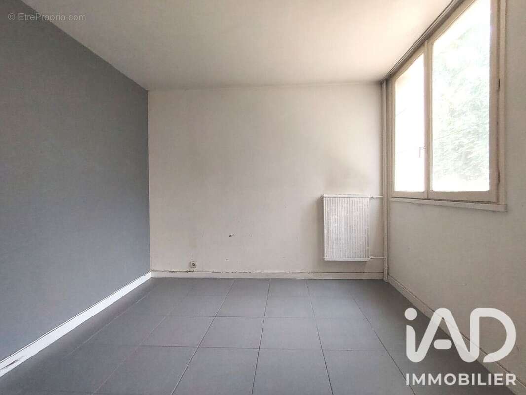 Appartement 80 m² à Les Ulis  - photo 2