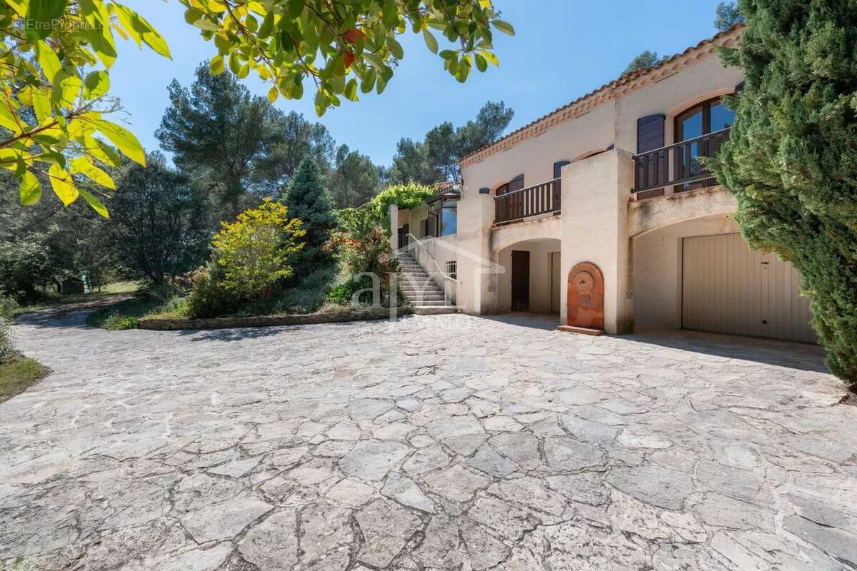 Maison 6 pièces – 182 m² sur 1 HA de terrain clos – Vue dominante – Rognes - photo 16