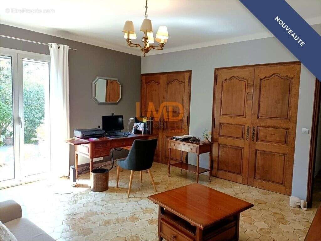 Maison à ENTRAIGUES-SUR-LA-SORGUE