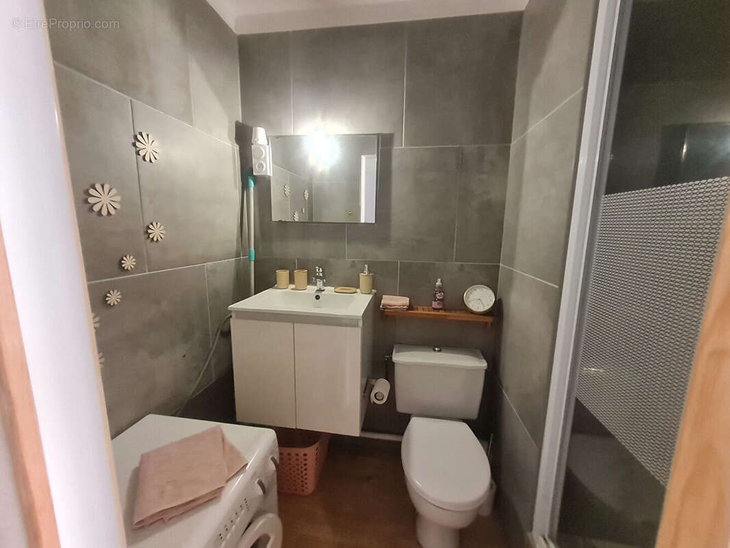 ** Bord de mer ** Studio meublé  + Cave + Place de parking privative **  (83430) SAINT MANDRIER - PIN ROLLAND - photo 4
