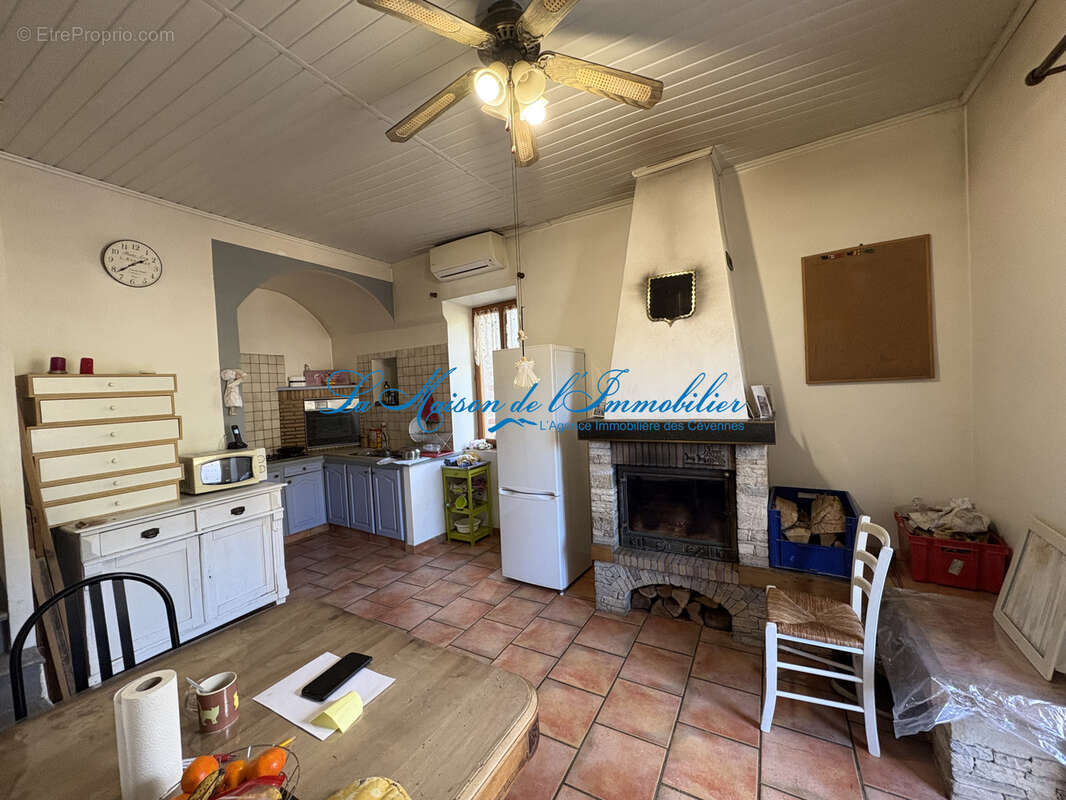 A proximité des Mages mas en pierre mitoyen d'un côté sur 1085m2 de terrain avec un puit et garage. - photo 4