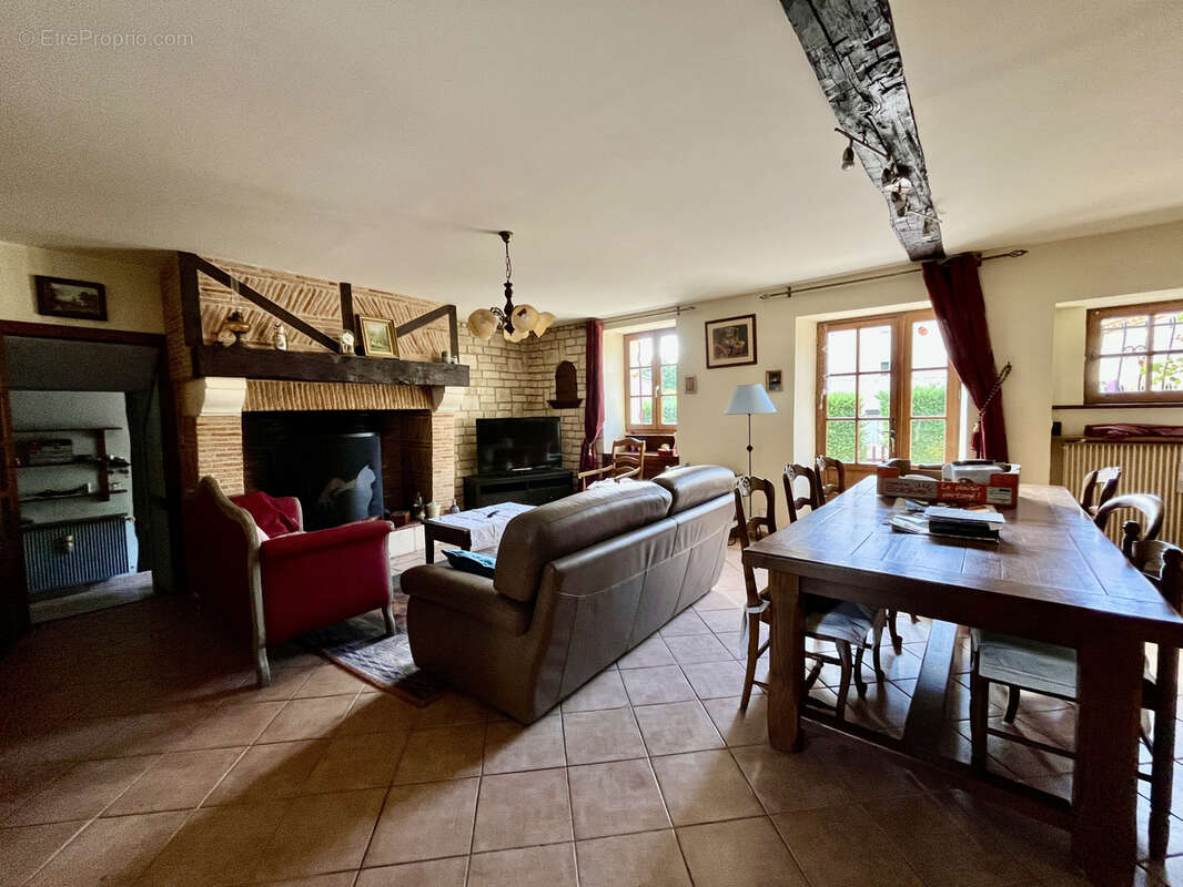 Maison de caractère avec dépendances et terrain - photo 4