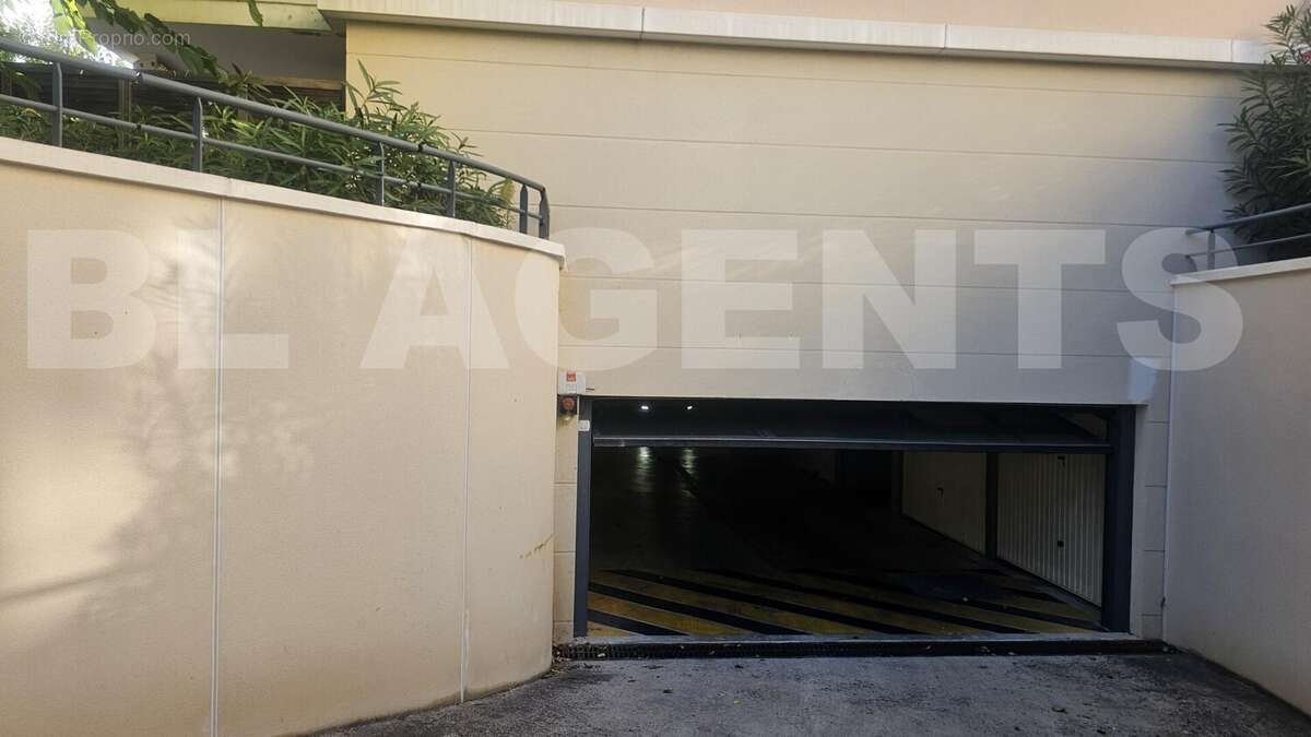 20250923_174803 - Parking à MARSEILLE-12E