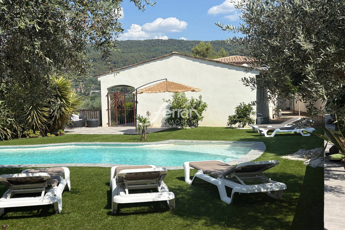 Maison 170 m² à Callas  - photo 1