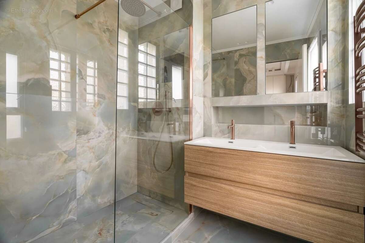 Appartement à LEVALLOIS-PERRET