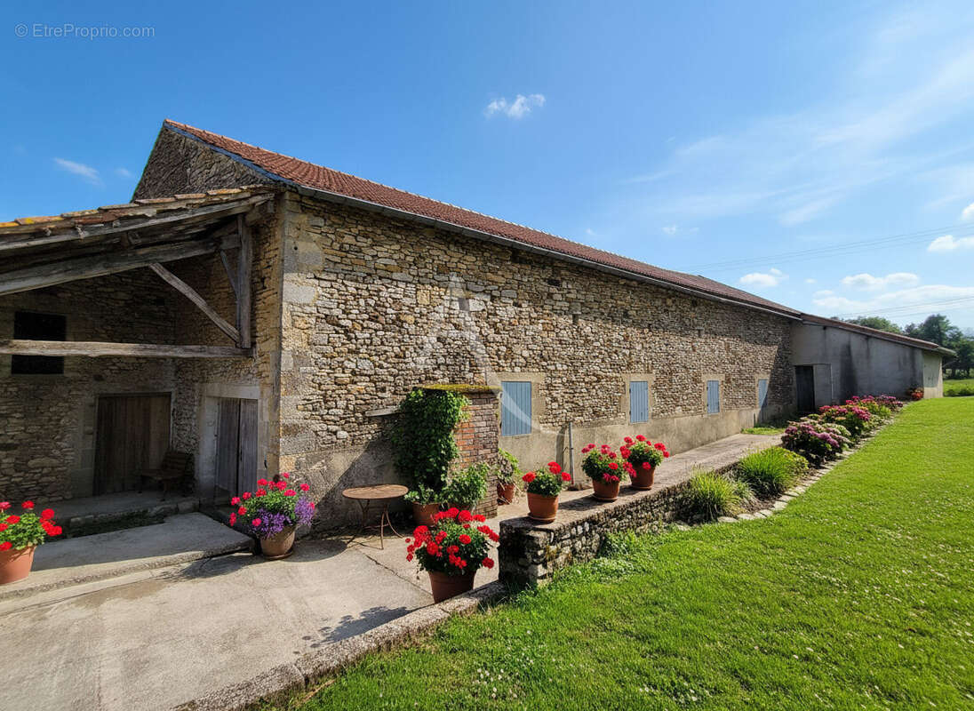 Corps de ferme: Maison en pierre 130m², parcelles de 5ha + granges - photo 4