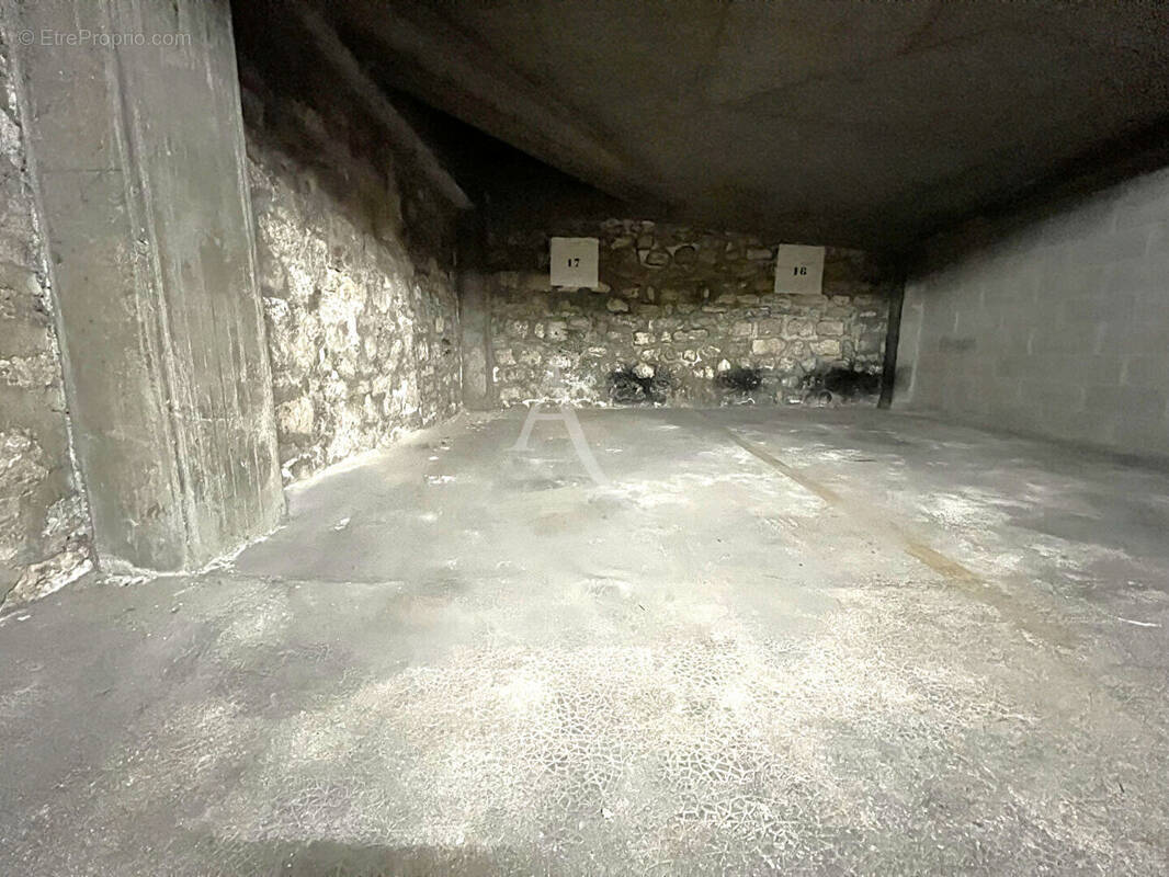 Parking à PARIS-11E
