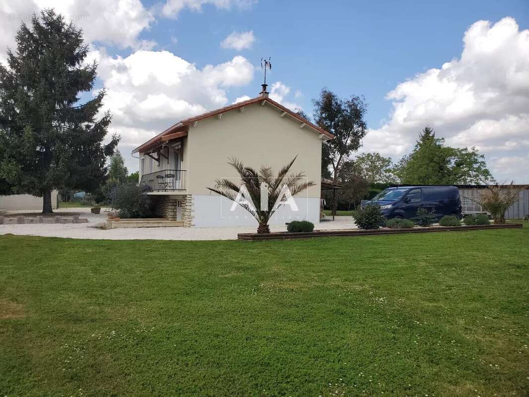 Maison à LES ADJOTS