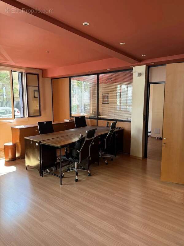 Commerce à SURESNES