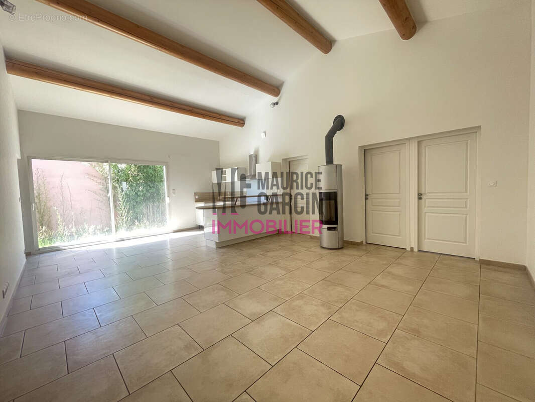 Maison à ENTRAIGUES-SUR-LA-SORGUE