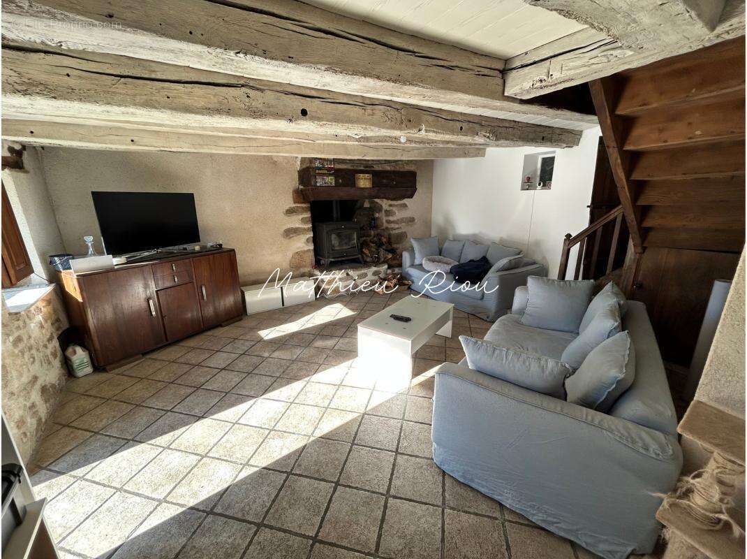 Maison à SAINT-ETIENNE-DE-FURSAC