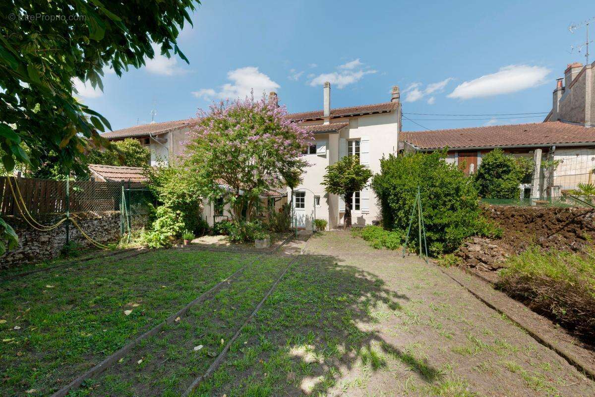 Maison de ville avec beaucoup de charme, jardin et garage - photo 12