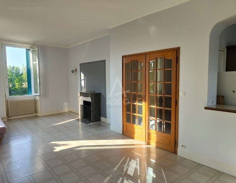 MORANNES  Maison de caractère face à la rivière, au cur du bourg - photo 4