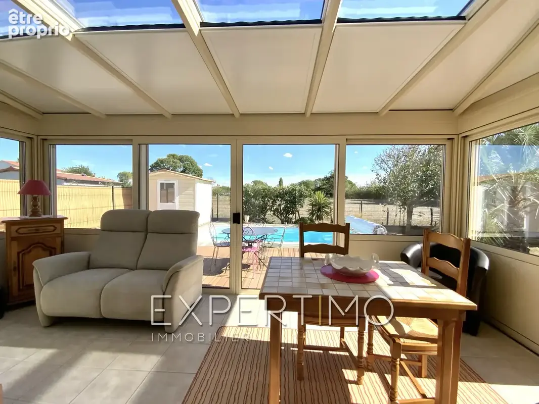 Maison indépendante de plain-pied, T5 de 98 m2, trois chambres, véranda, piscine. Proche commerces et plages - photo 5