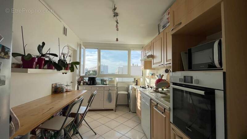 Appartement T3 Lumineux avec Balcon, Parking et Cave-LES CLAYES SOUS BOIS (78) - photo 3