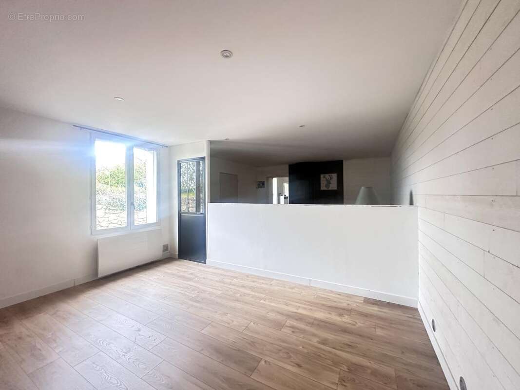 Maison 66 m² à Saint-Epain  - photo 7