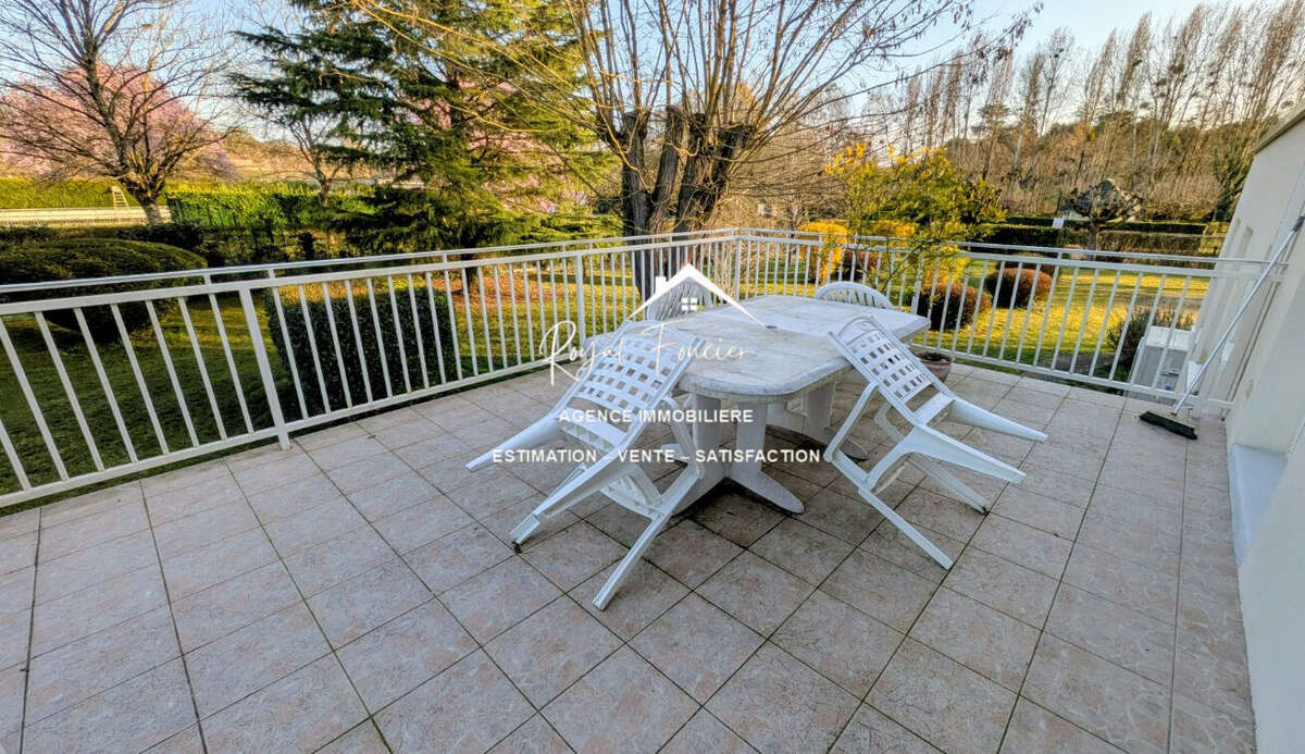 Terrasse donnant sur le séjour - Maison à LE GRAND-PRESSIGNY
