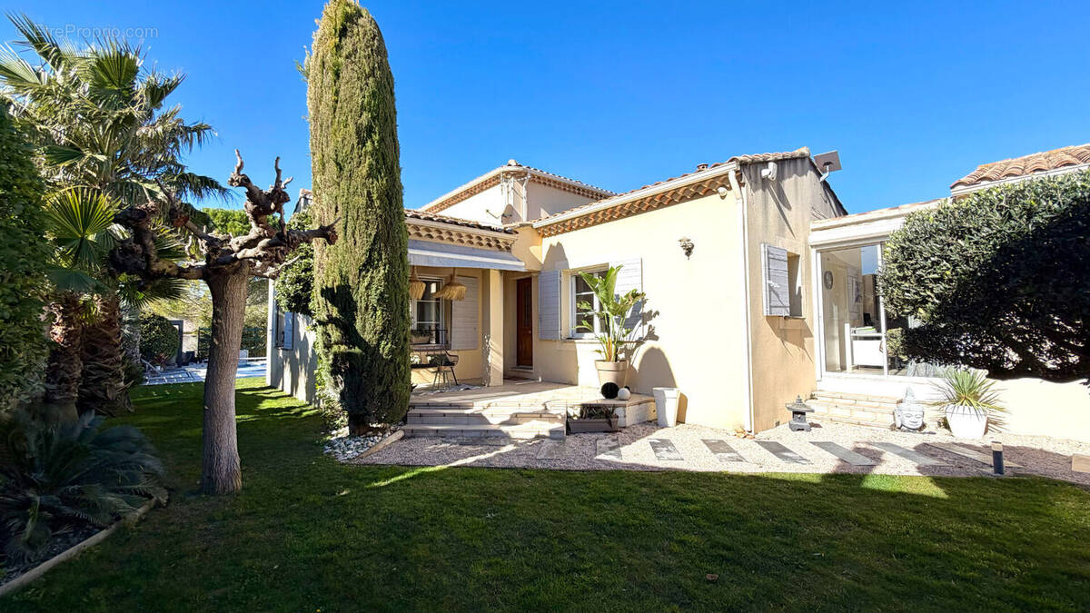 Maison à ENTRAIGUES-SUR-LA-SORGUE