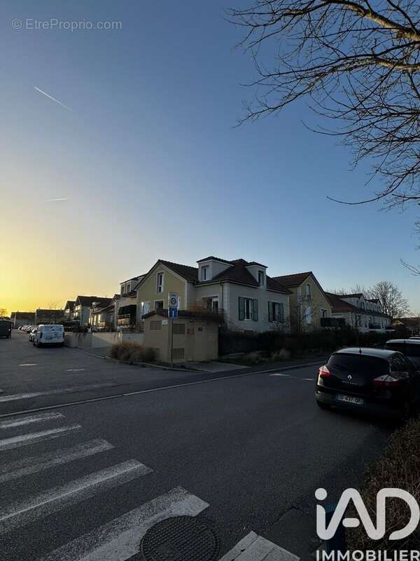 Photo 2 - Parking à VAUREAL