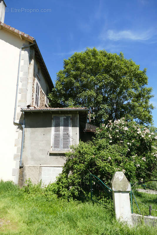 Maison à rénover avec local commercial et logement indépendants (Maurs, 15) - photo 3
