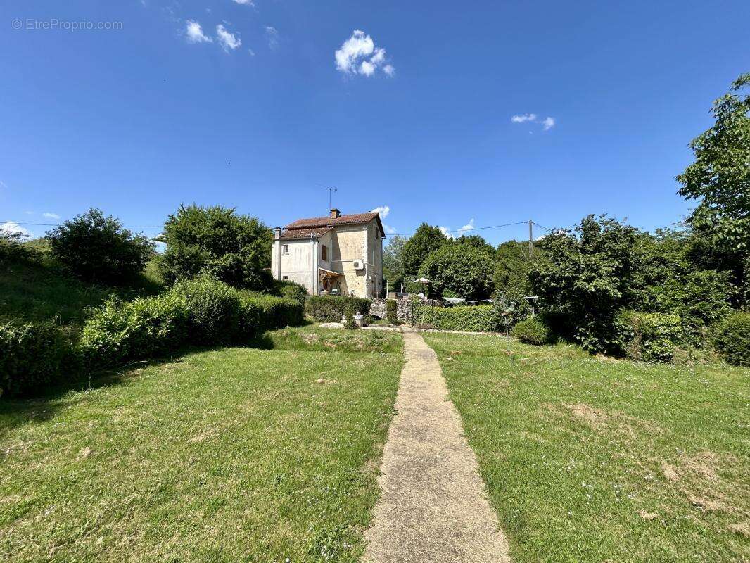 Ancienne maison de garde-barrières avec jardin à Mauprévoir - photo 5
