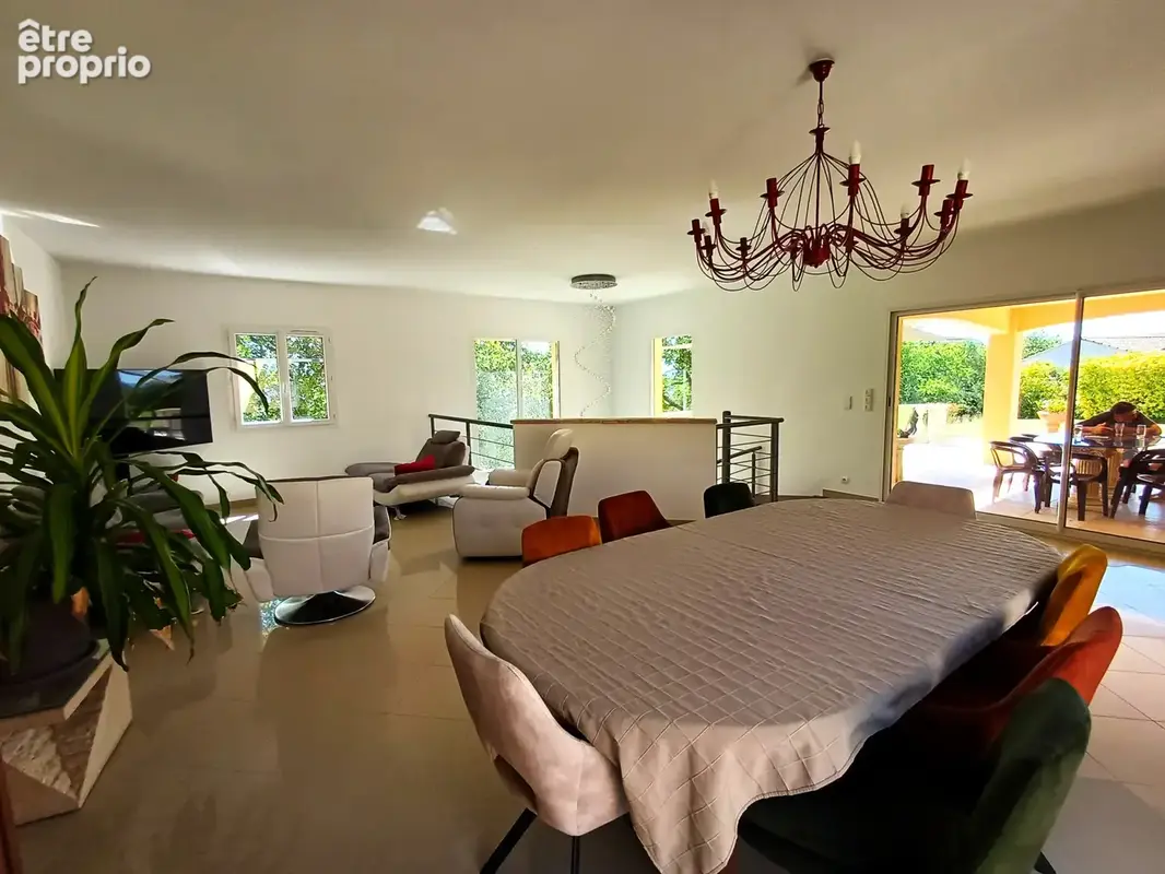 Superbe Villa d'architecte 197 m2, terrasses, jacuzzi, grand garage et cave sur 1318 m2 de terrain - photo 7