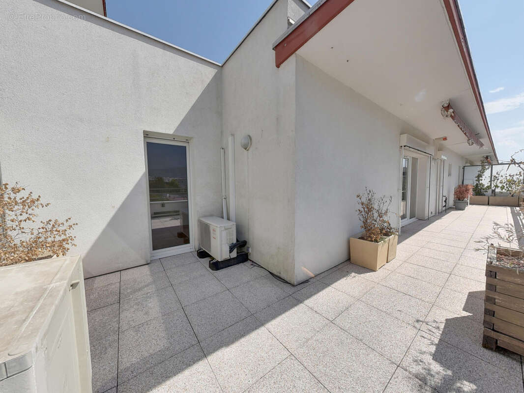 Beau 3 pieces + cuisine avec terrasse en dernier etage avec possibilité de garage echirolles centre - photo 11