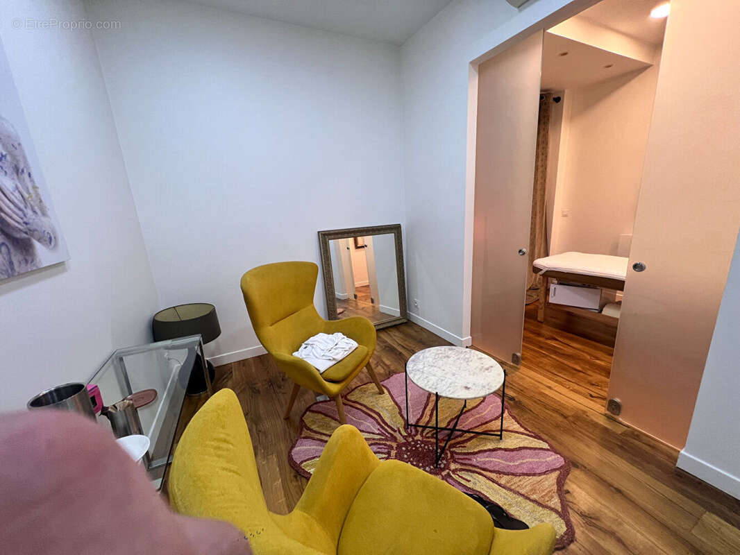 Commerce à PARIS-8E