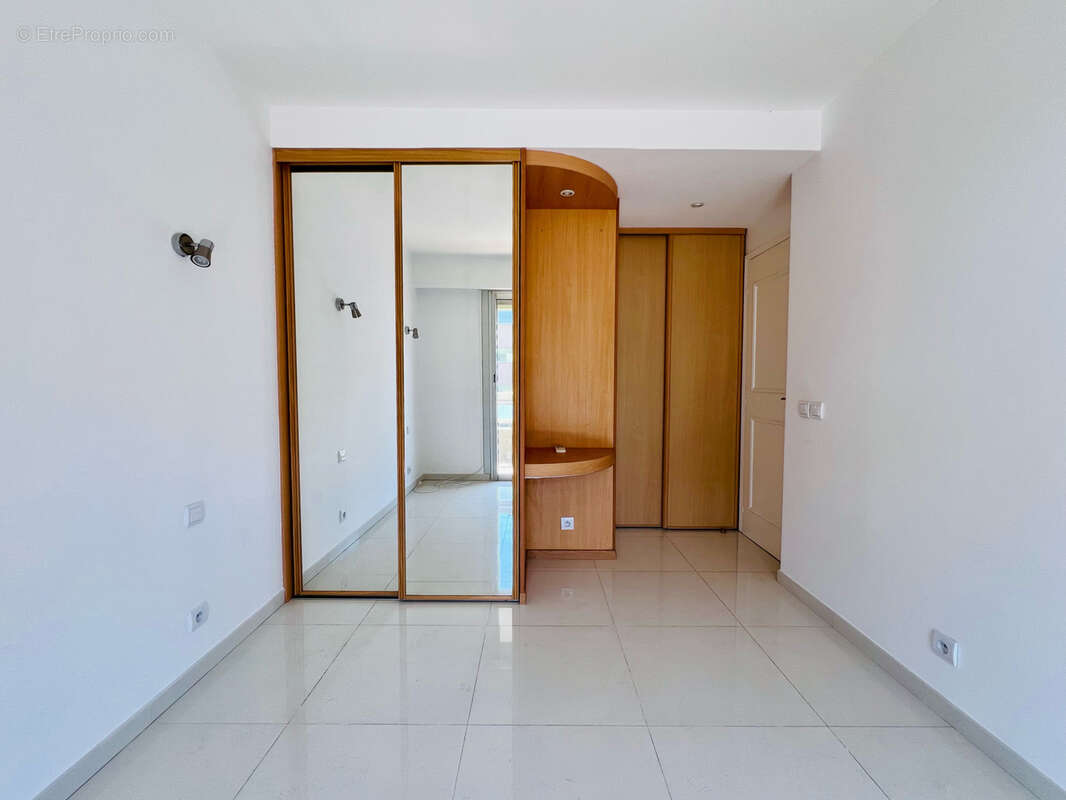 Appartement à SAINT-LAURENT-DU-VAR