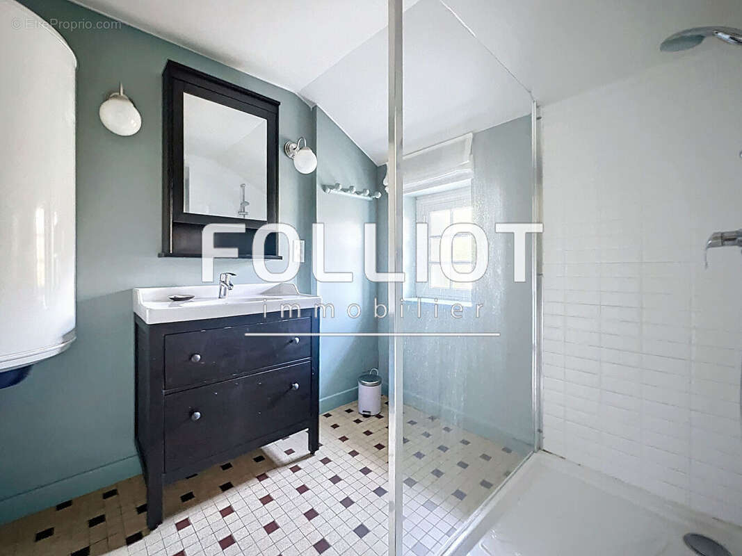 Maison à LES MOITIERS-D'ALLONNE