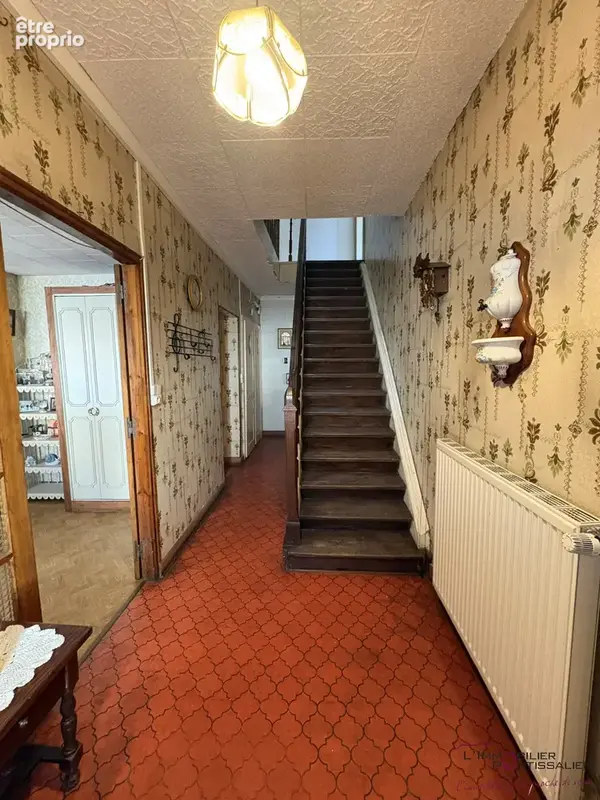 Frasne : maison individuelle offrant de beaux volumes, fort potentiel, garage - photo 6