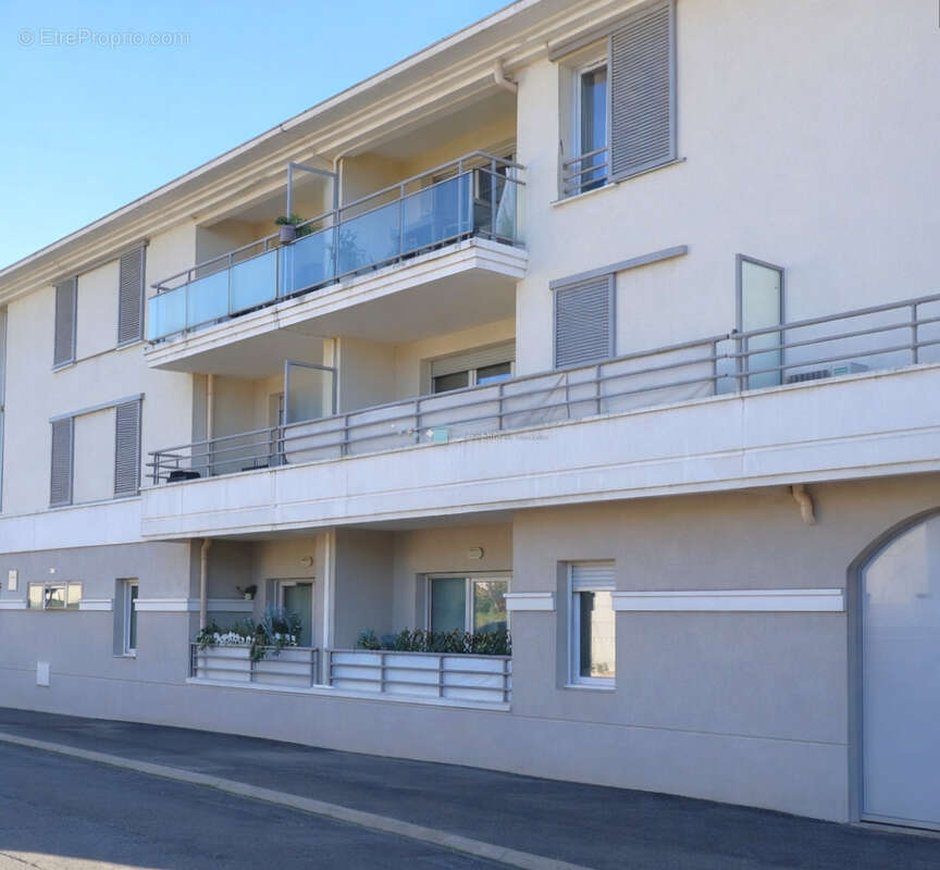 Appartement à LA ROQUETTE-SUR-SIAGNE