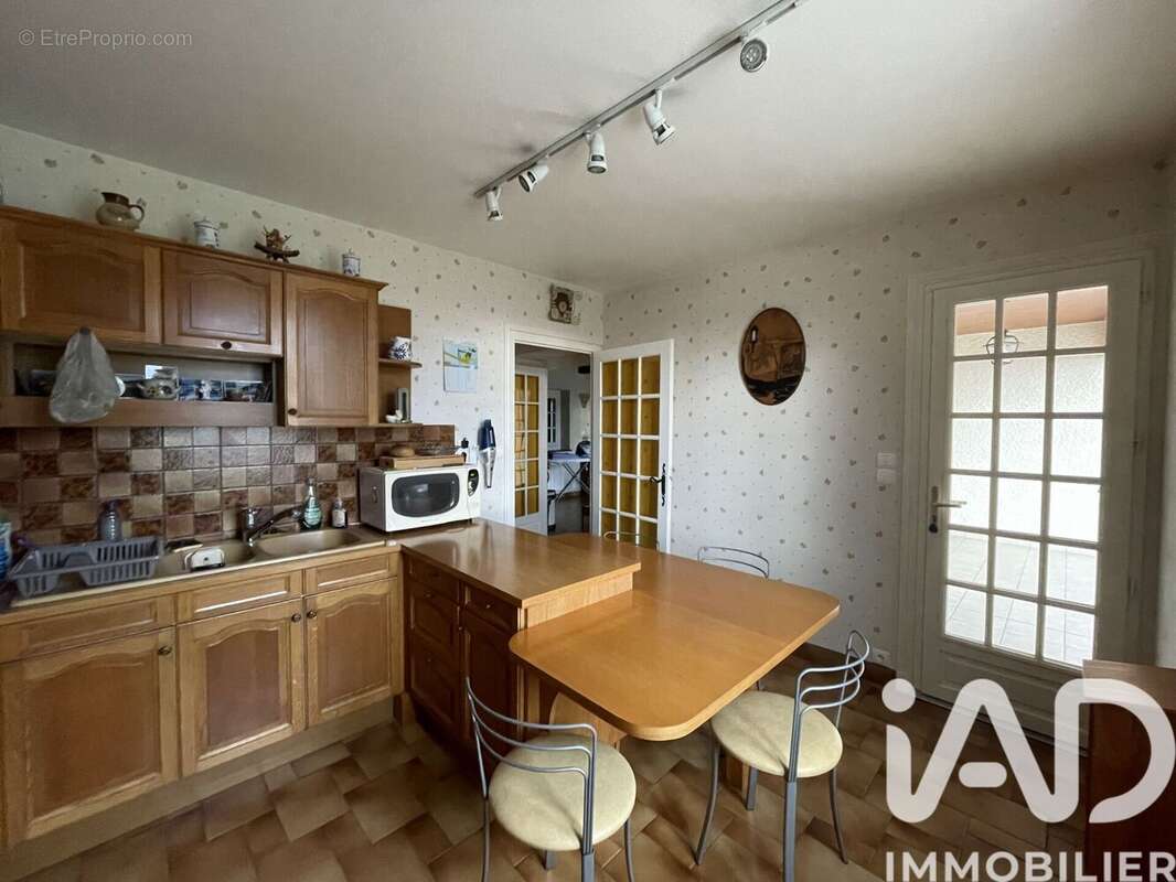 Maison 180 m² à Rozier-En-Donzy  - photo 6