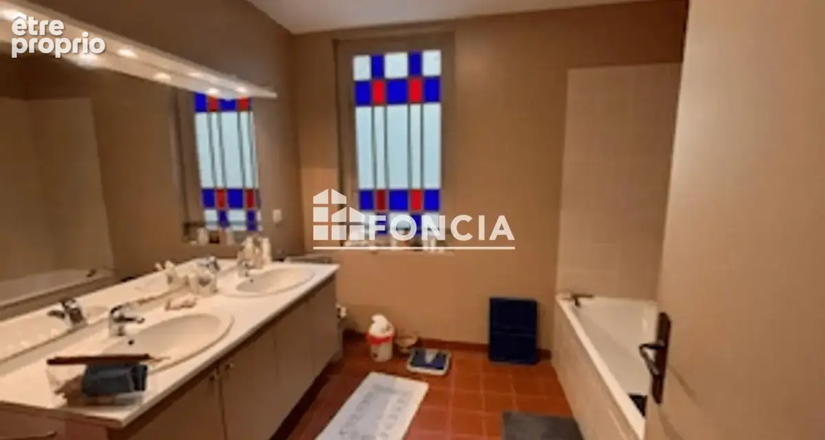 Situé en plein cœur de ville, cet immeuble de caractère se compose de 7 appartements actuellement loués.  L’ensemble développe u - photo 7
