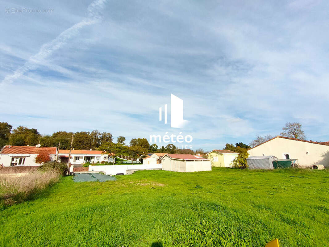 Terrain à MAREUIL-SUR-LAY-DISSAIS