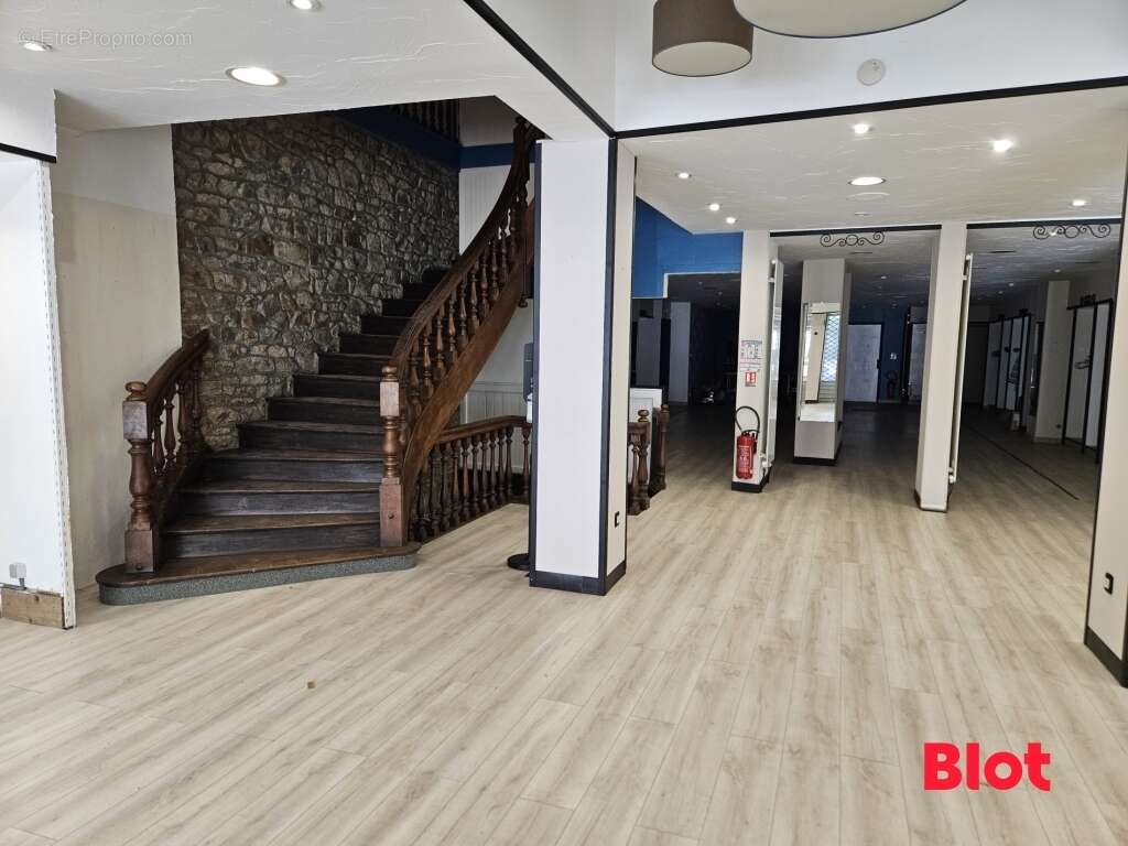 Appartement 955 m² à Fougeres  - photo 2